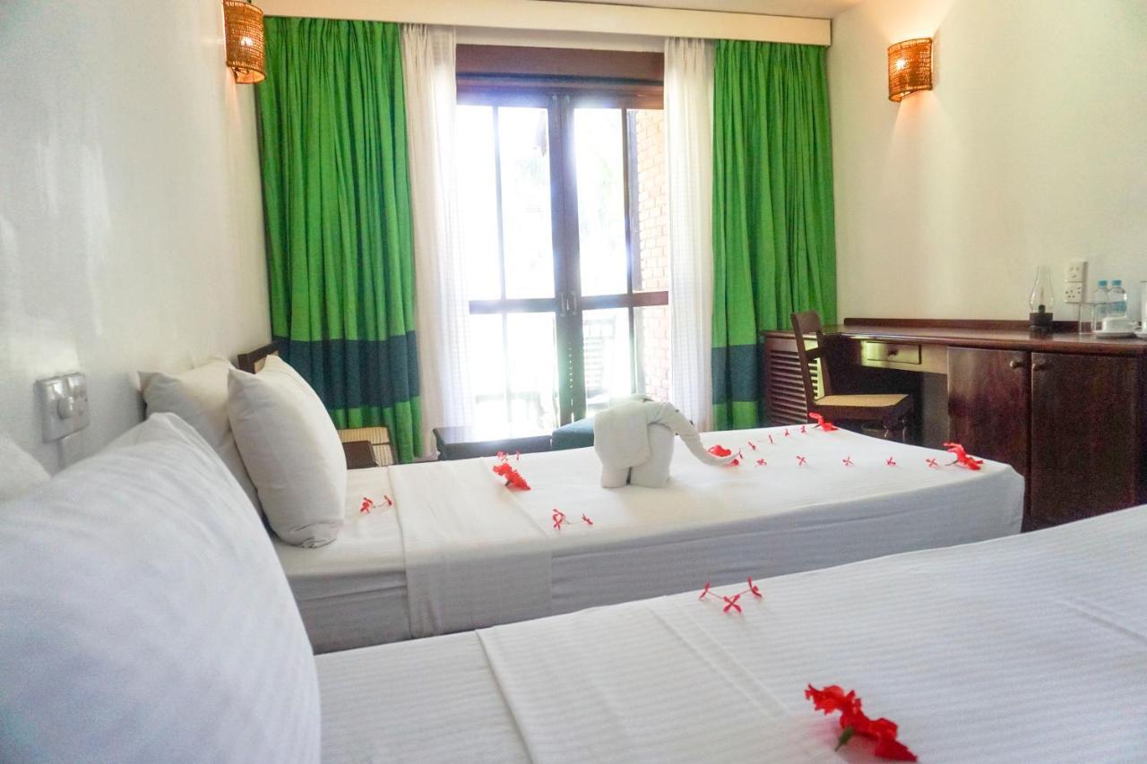 Club Bentota Hotel Bagian luar foto