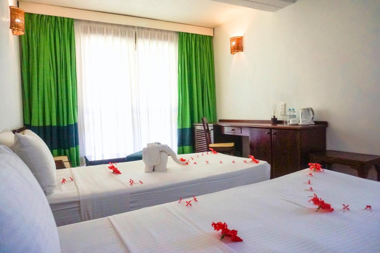 Club Bentota Hotel Bagian luar foto