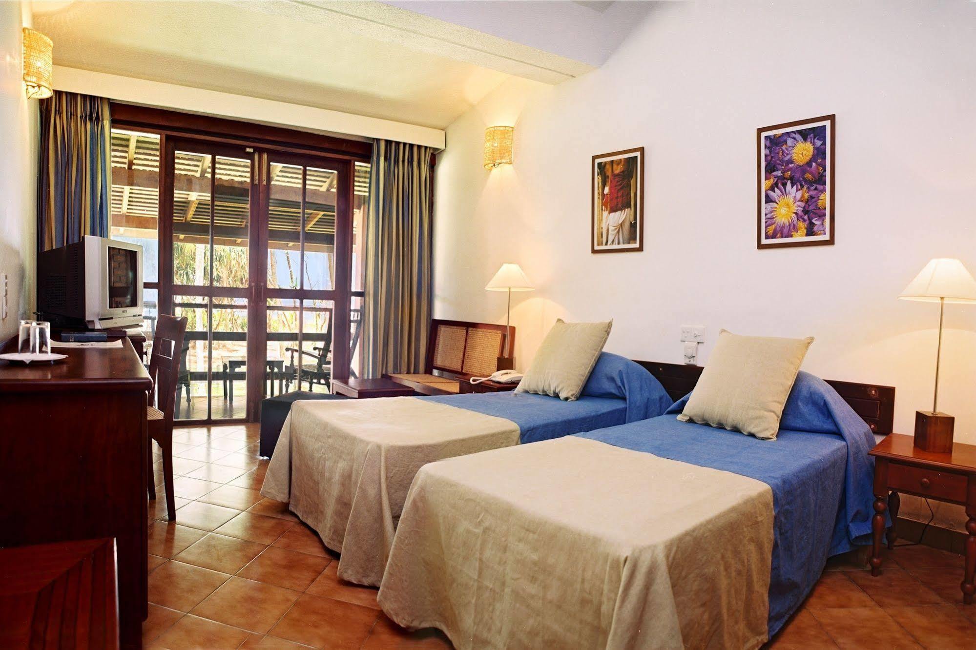 Club Bentota Hotel Bagian luar foto
